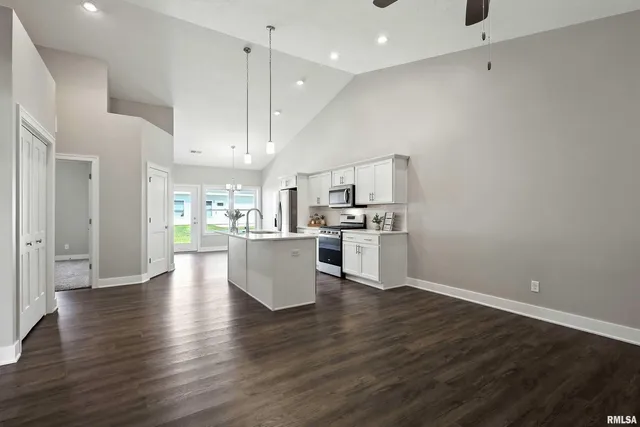 $243,500 | 141 Beacon Harbor Parkway, Unit 141, East Moline, IL 61244