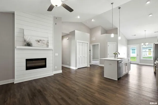 $243,500 | 141 Beacon Harbor Parkway, East Moline, IL 61244