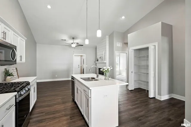 $243,500 | 141 Beacon Harbor Parkway, Unit 141, East Moline, IL 61244