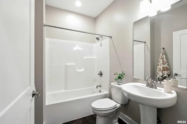 $243,500 | 141 Beacon Harbor Parkway, Unit 141, East Moline, IL 61244