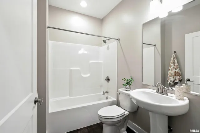 $243,500 | 141 Beacon Harbor Parkway, East Moline, IL 61244