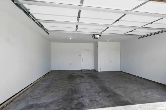 $243,500 | 141 Beacon Harbor Parkway, East Moline, IL 61244