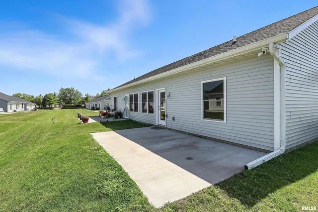 $243,500 | 141 Beacon Harbor Parkway, East Moline, IL 61244
