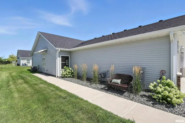 $243,500 | 141 Beacon Harbor Parkway, East Moline, IL 61244