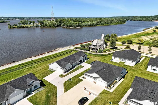 $243,500 | 141 Beacon Harbor Parkway, East Moline, IL 61244
