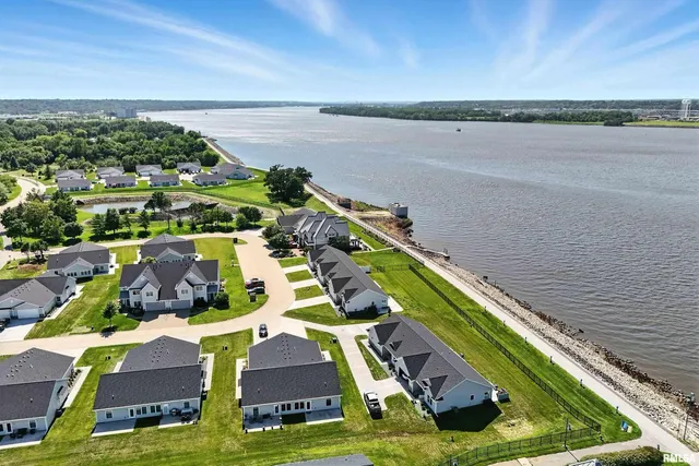 $243,500 | 141 Beacon Harbor Parkway, Unit 141, East Moline, IL 61244