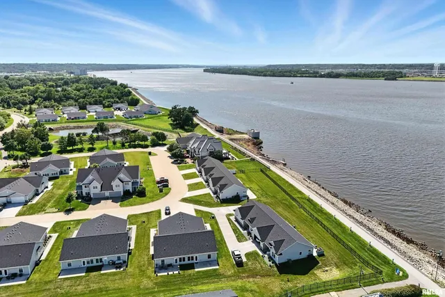 $243,500 | 141 Beacon Harbor Parkway, East Moline, IL 61244