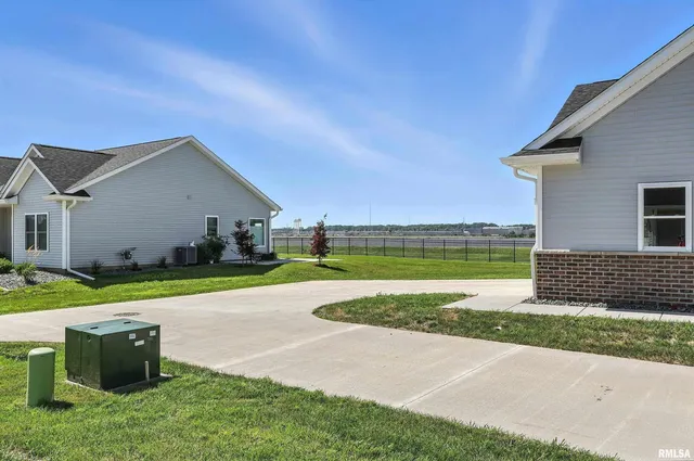 $243,500 | 141 Beacon Harbor Parkway, Unit 141, East Moline, IL 61244