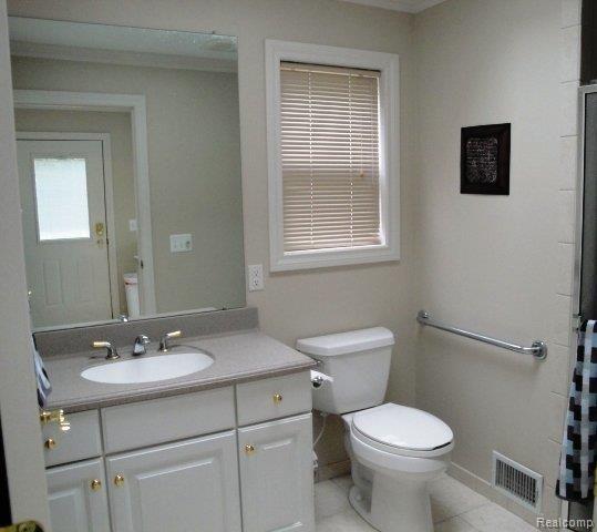 1978 Broadstone Road Grosse Pointe, MI 48236 - Photo 10 of 11 1st Floor Full Bath