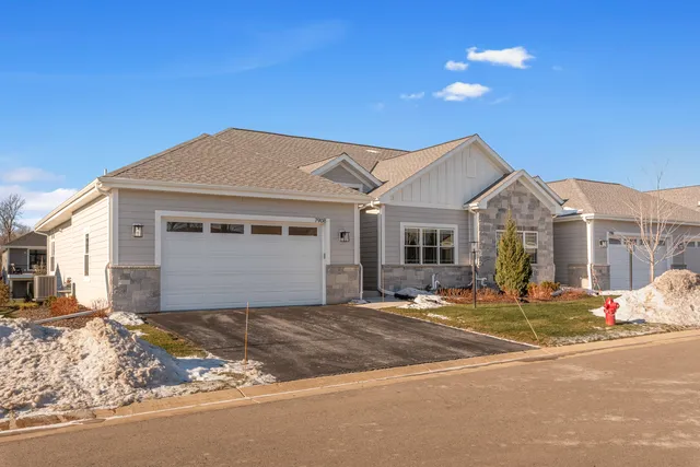 $695,000 | 7908 East Stone Rdg Drive, Lannon, WI 53046