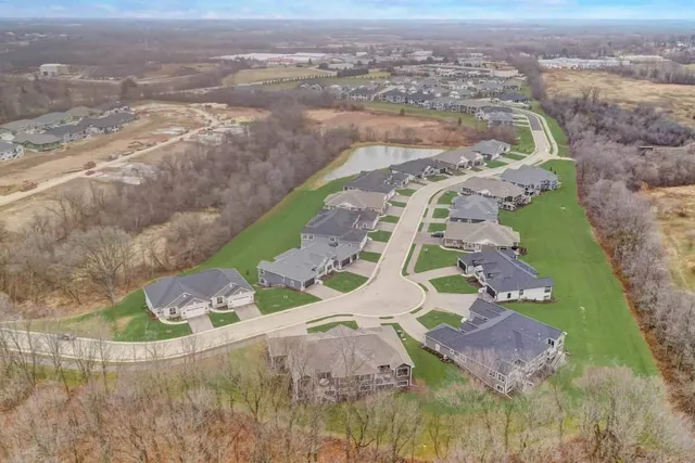 $695,000 | 7908 East Stone Rdg Drive, Lannon, WI 53046