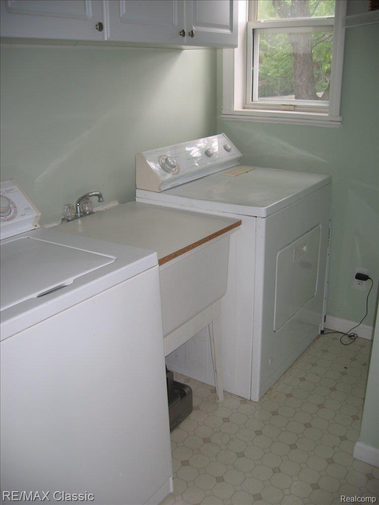 2755 Hickory Lawn Road Rochester, MI 48307 - Photo 13 of 14 1st Floor Laundry