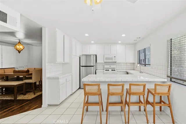 $715,000 | 6225 Shoup Avenue, Unit 109, Woodland Hills, CA 91367