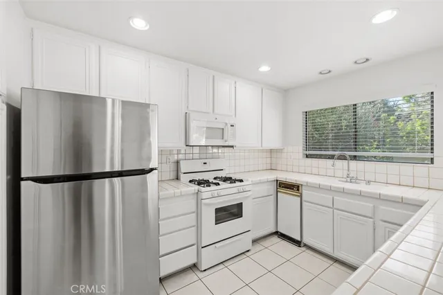 $715,000 | 6225 Shoup Avenue, Unit 109, Woodland Hills, CA 91367