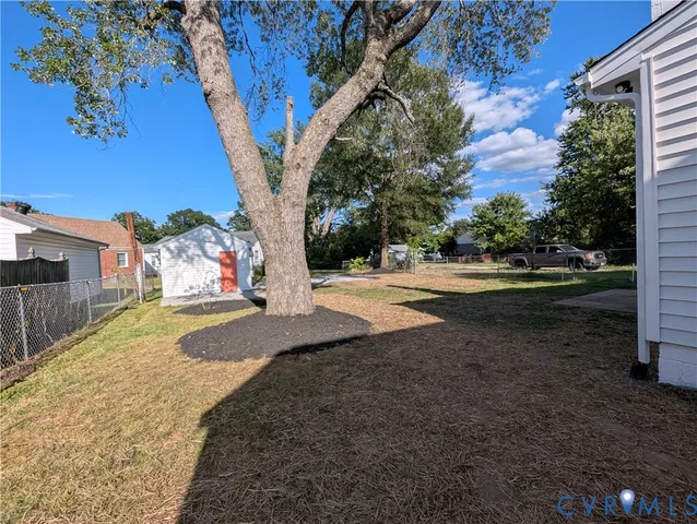 a view of backyard of the house