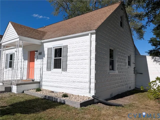 a view of a house with a yard