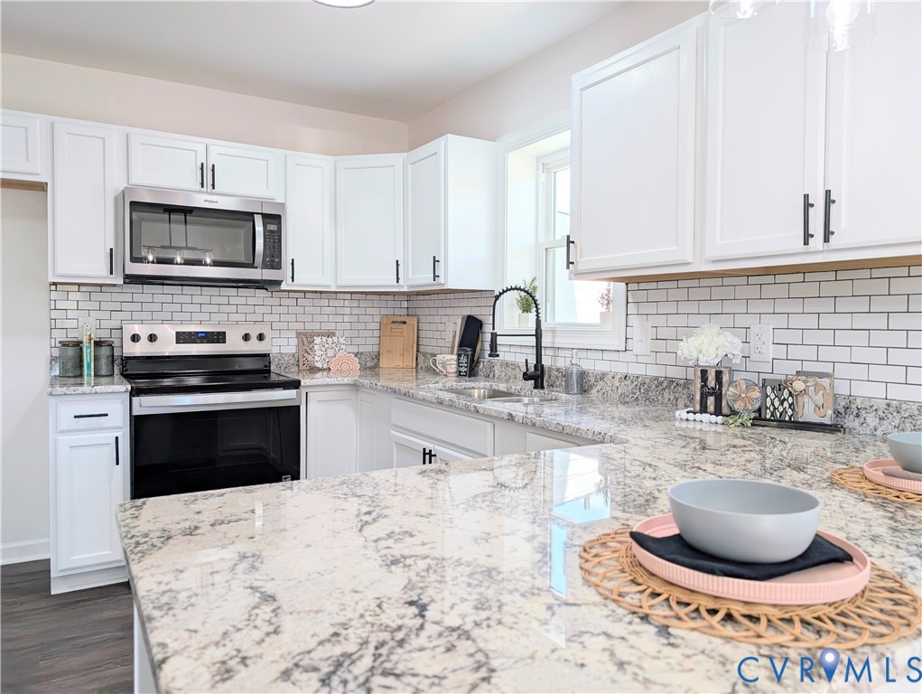 407 Washington Avenue Colonial Heights, VA 23834 - Photo 7 of 41 Kitchen with appliances with stainless steel finis