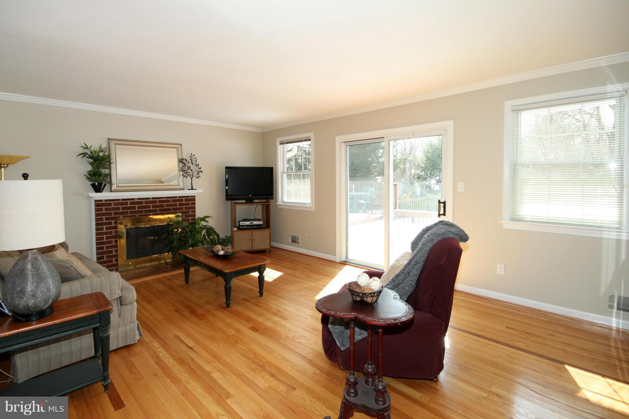 7505 Hamlet Street Springfield, VA 22151 - Photo 2 of 28 Living Room