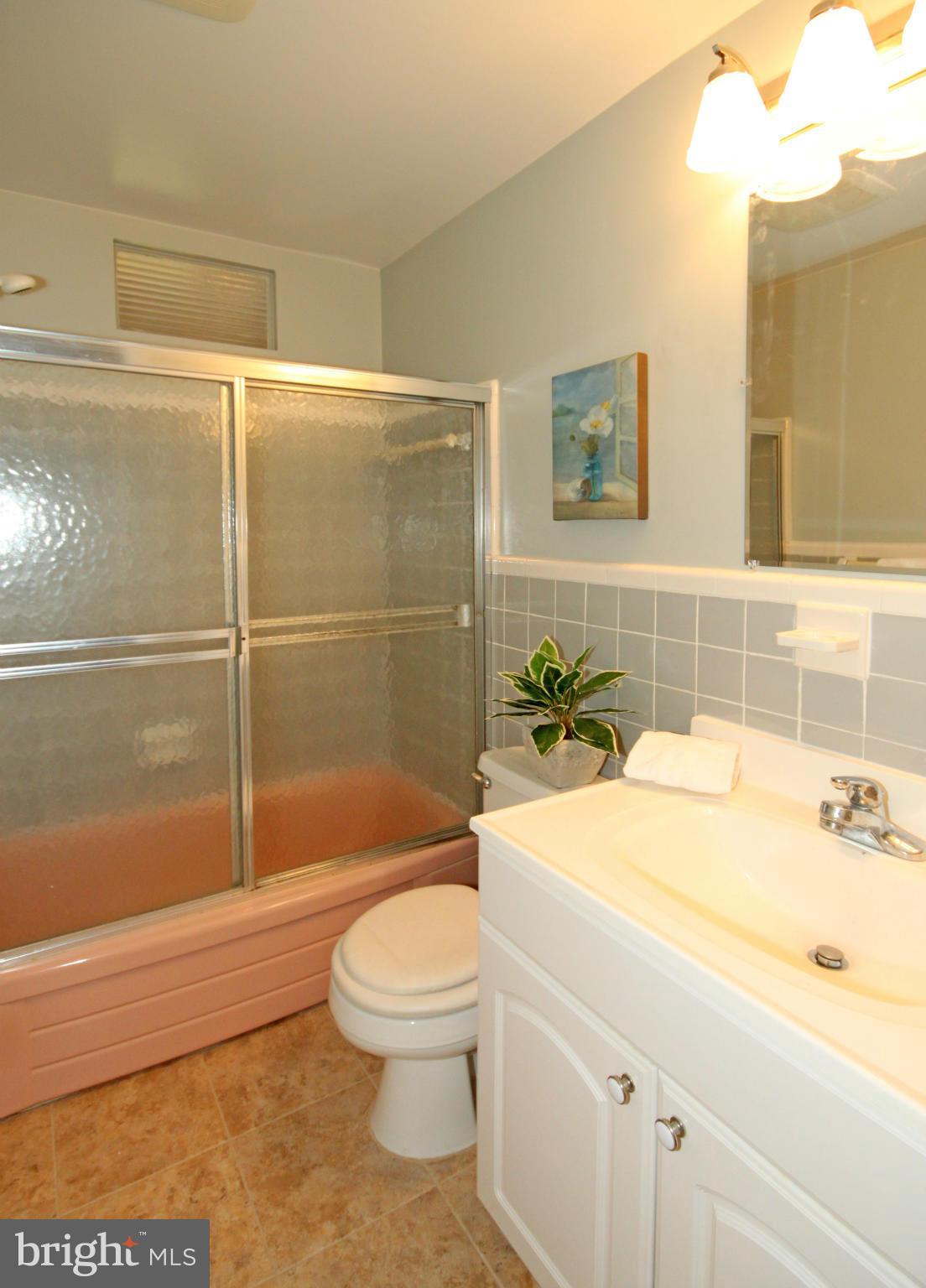 7505 Hamlet Street Springfield, VA 22151 - Photo 17 of 28 Bath