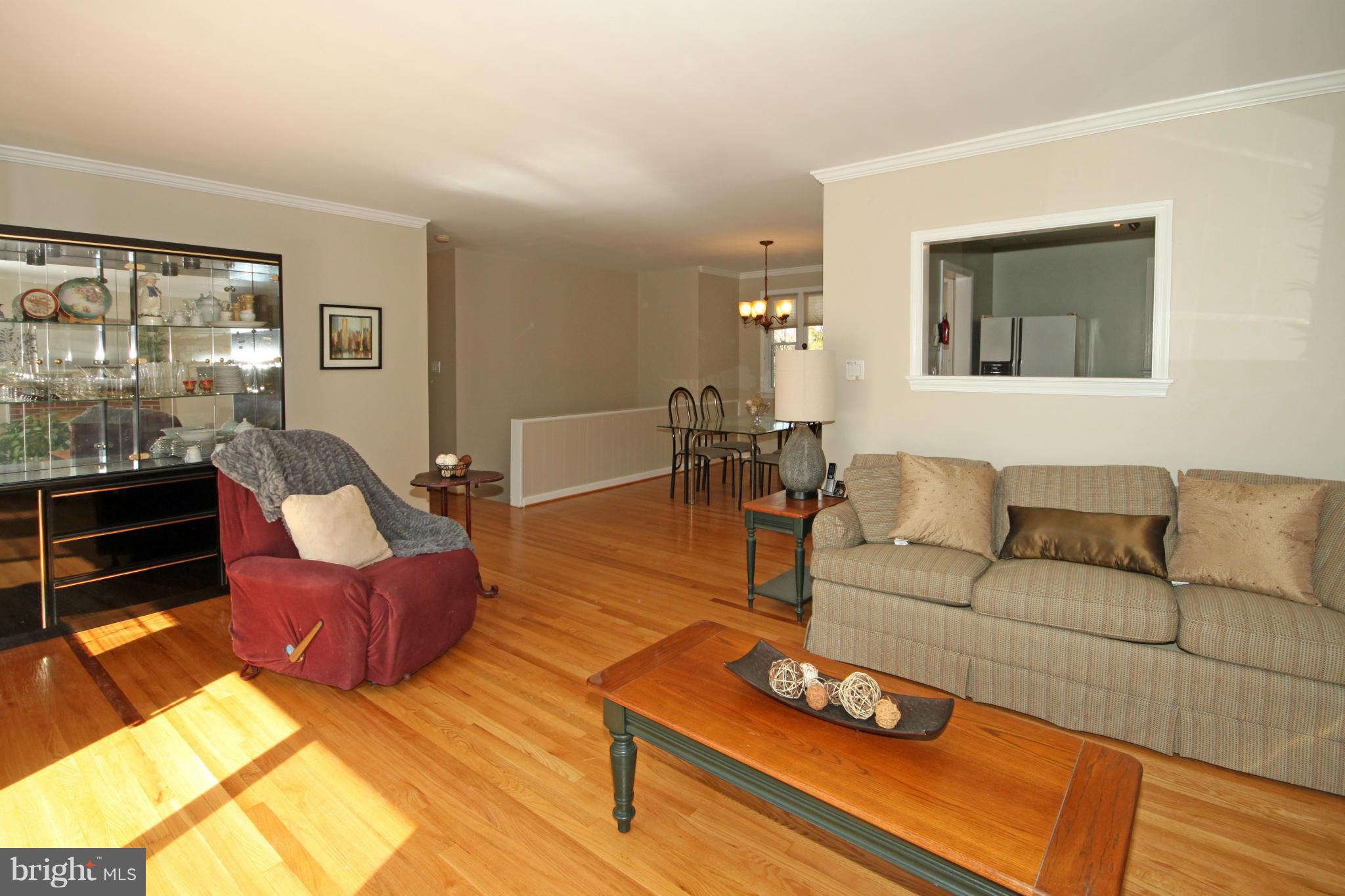 7505 Hamlet Street Springfield, VA 22151 - Photo 4 of 28 Living Room