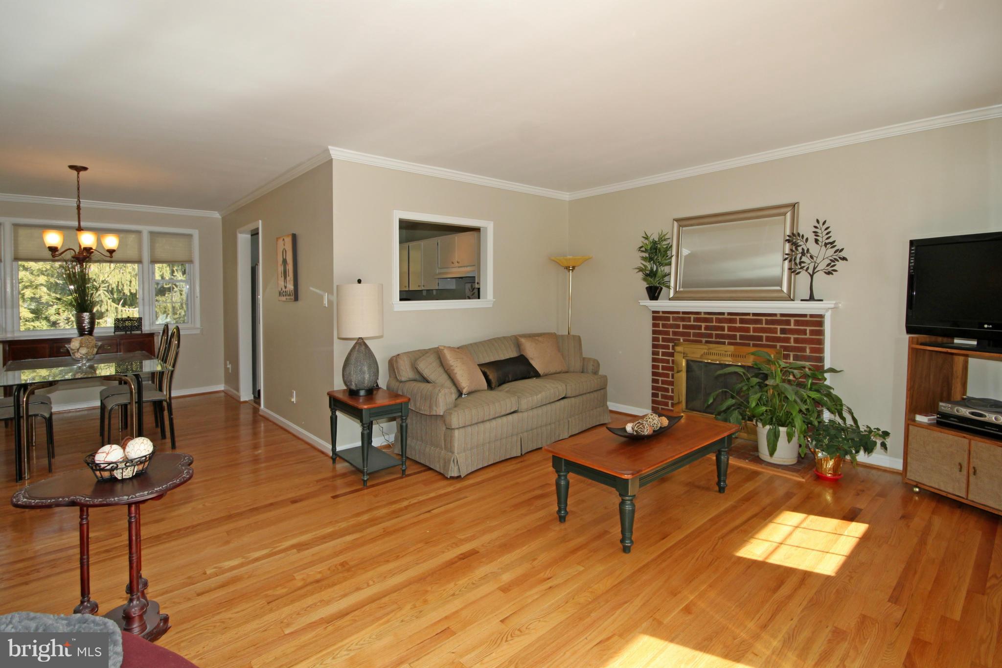 7505 Hamlet Street Springfield, VA 22151 - Photo 5 of 28 Living Room
