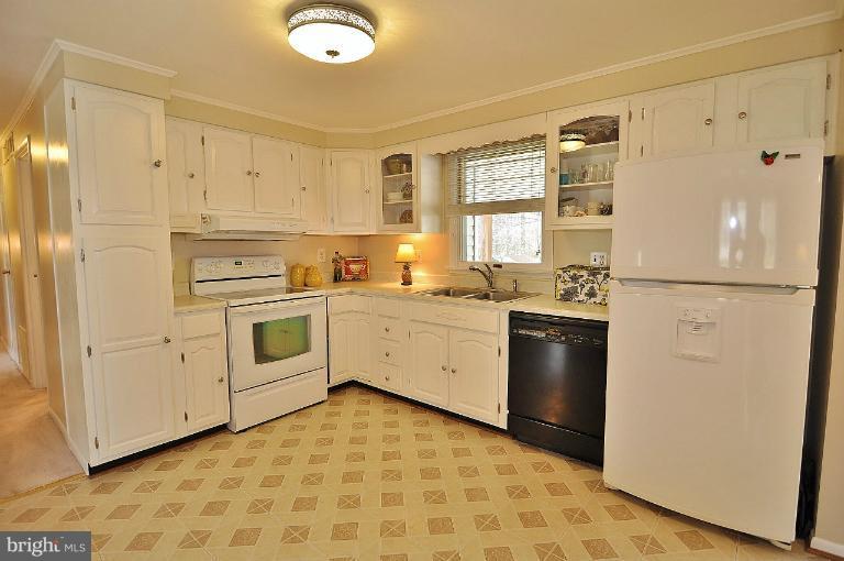 7807 Brooklyn Bridge Road Laurel, MD 20707 - Photo 23 of 27 Light and bright kitchen
