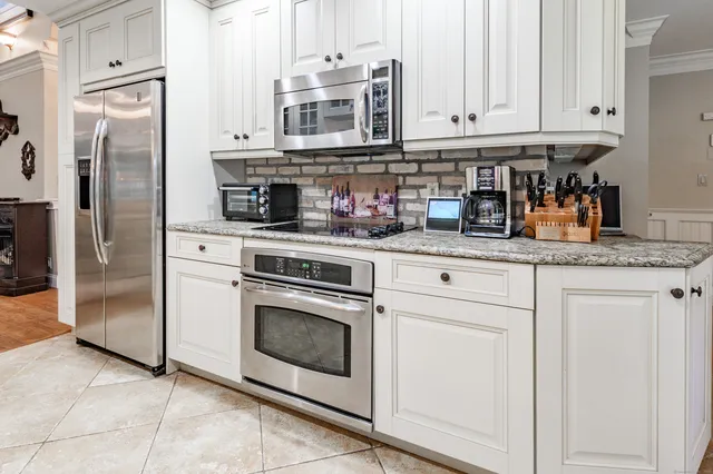 $695,000 | 2 Bramble Bush, Unit 2, Avon, CT 06001