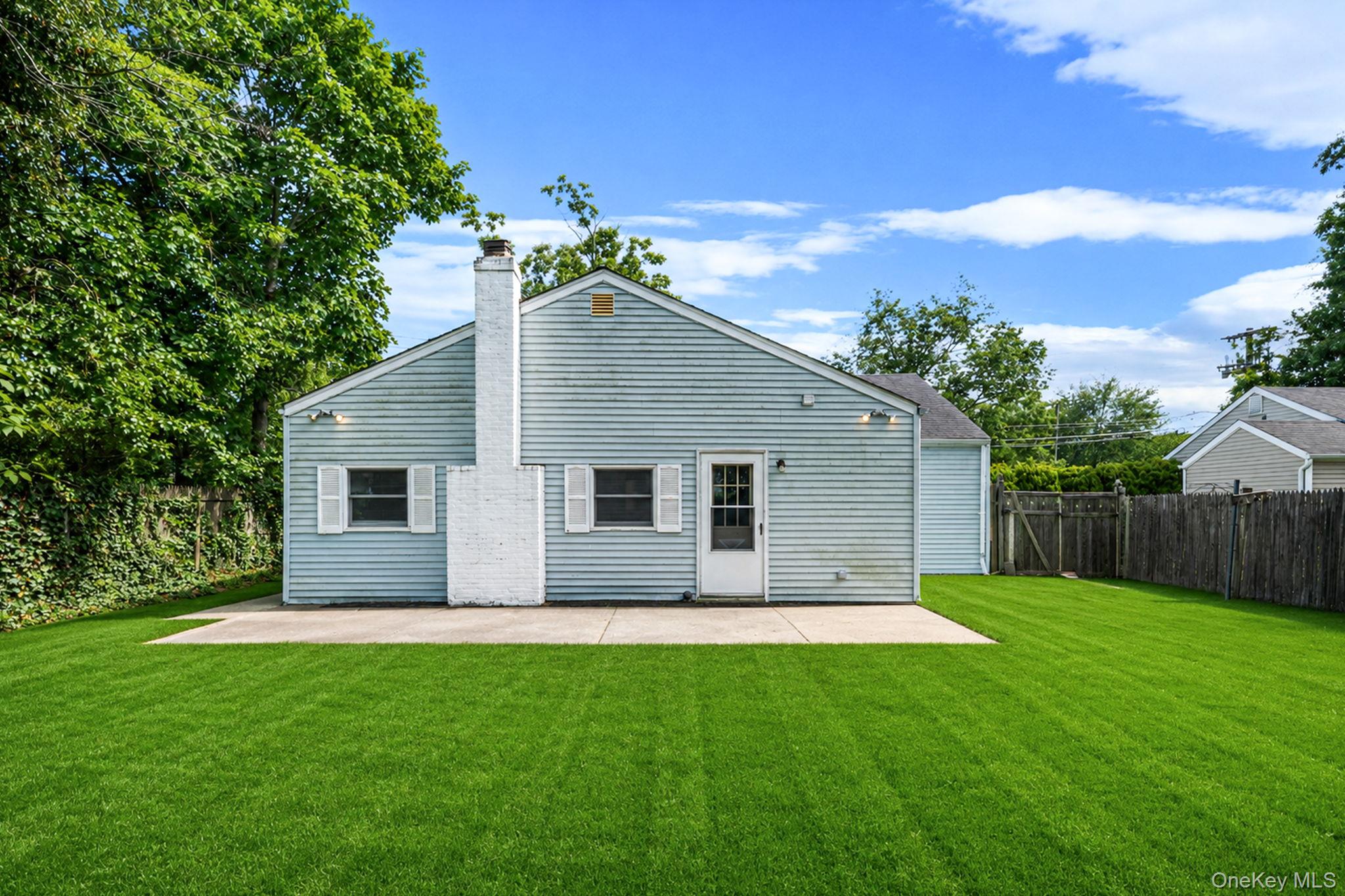 129 Shaber Road Patchogue, NY 11772 - Photo 5 of 23