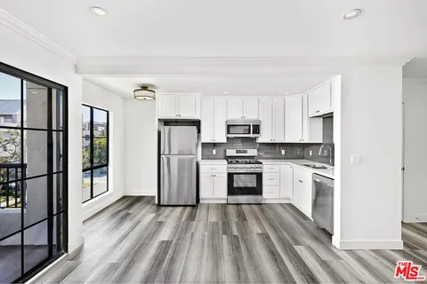 $3,695 | 909 North Croft Avenue, Unit 301, Los Angeles, CA 90069