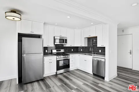 $3,695 | 909 North Croft Avenue, Unit 301, Los Angeles, CA 90069