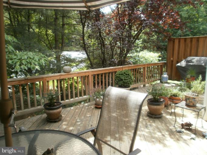 11611 Chapel Cross Way Reston, VA 20194 - Photo 14 of 28 Main Level Deck