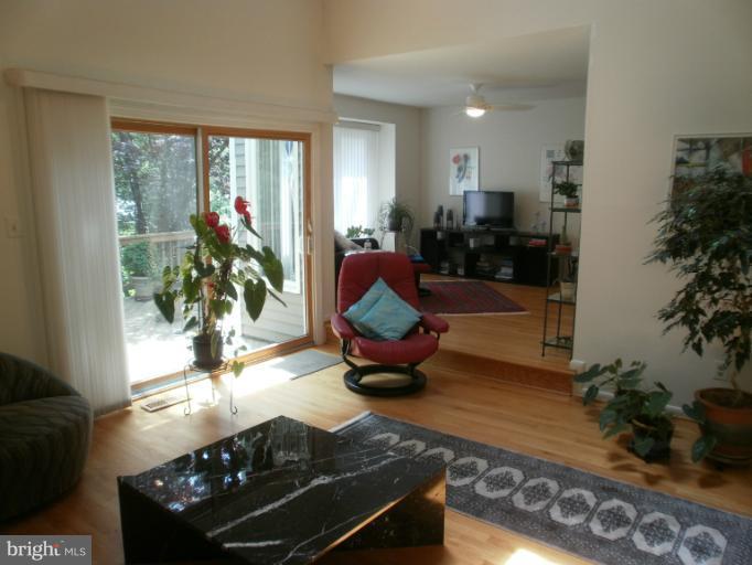 11611 Chapel Cross Way Reston, VA 20194 - Photo 3 of 28 Living Room