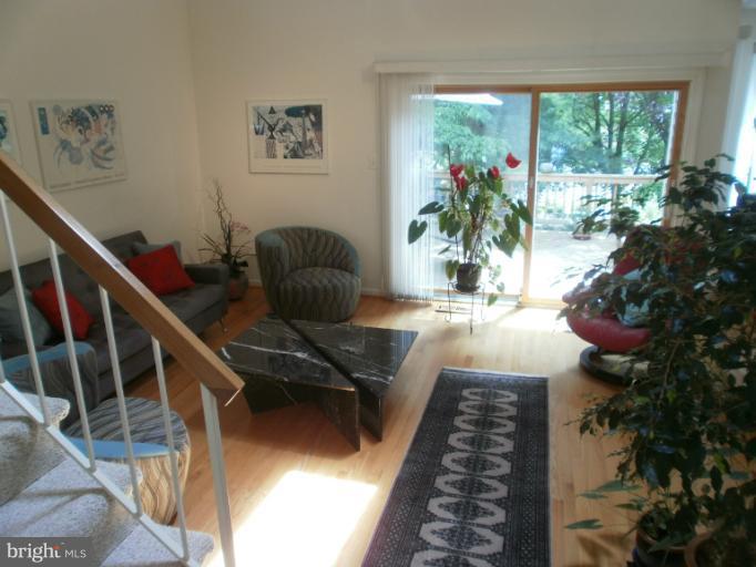 11611 Chapel Cross Way Reston, VA 20194 - Photo 7 of 28 Living Room