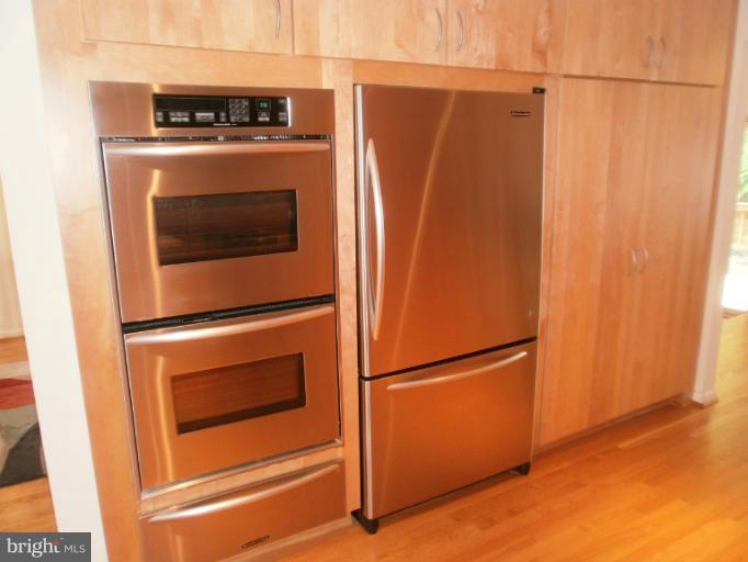 11611 Chapel Cross Way Reston, VA 20194 - Photo 10 of 28 Kitchen