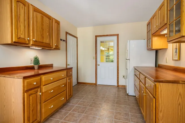 $950,000 | 10 Cedar Road, North Hampton, NH 03862