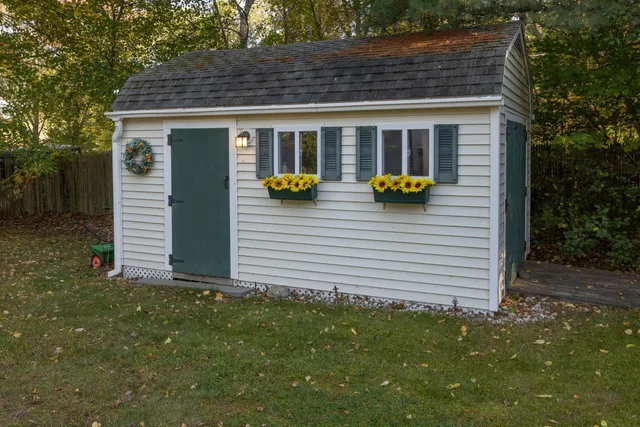 $950,000 | 10 Cedar Road, North Hampton, NH 03862