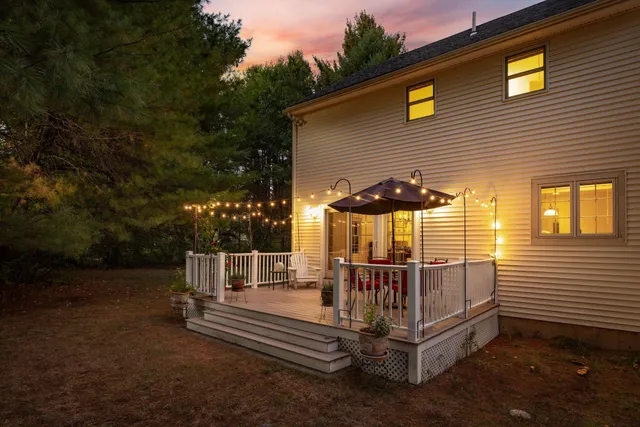 $950,000 | 10 Cedar Road, North Hampton, NH 03862