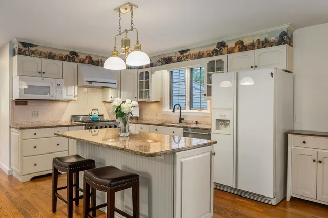 $950,000 | 10 Cedar Road, North Hampton, NH 03862