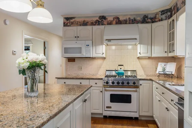 $950,000 | 10 Cedar Road, North Hampton, NH 03862