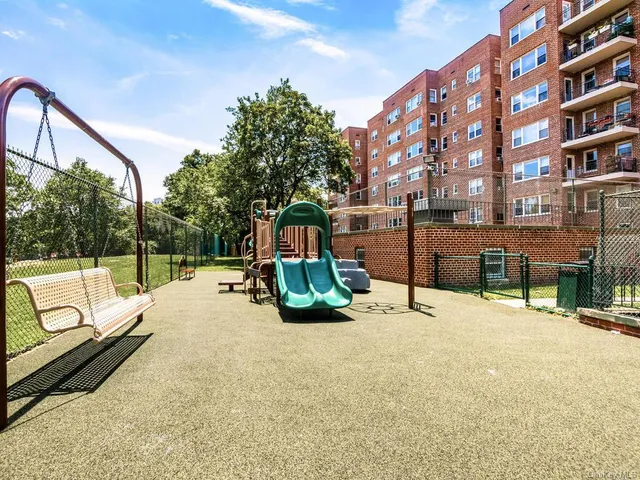 $399,900 | 3850 Hudson Manor Terrace, Unit 6B | Riverdale