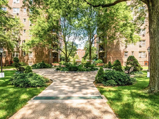 $399,900 | 3850 Hudson Manor Terrace, Unit 6B | Riverdale