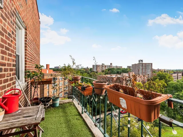 $399,900 | 3850 Hudson Manor Terrace, Unit 6B | Riverdale
