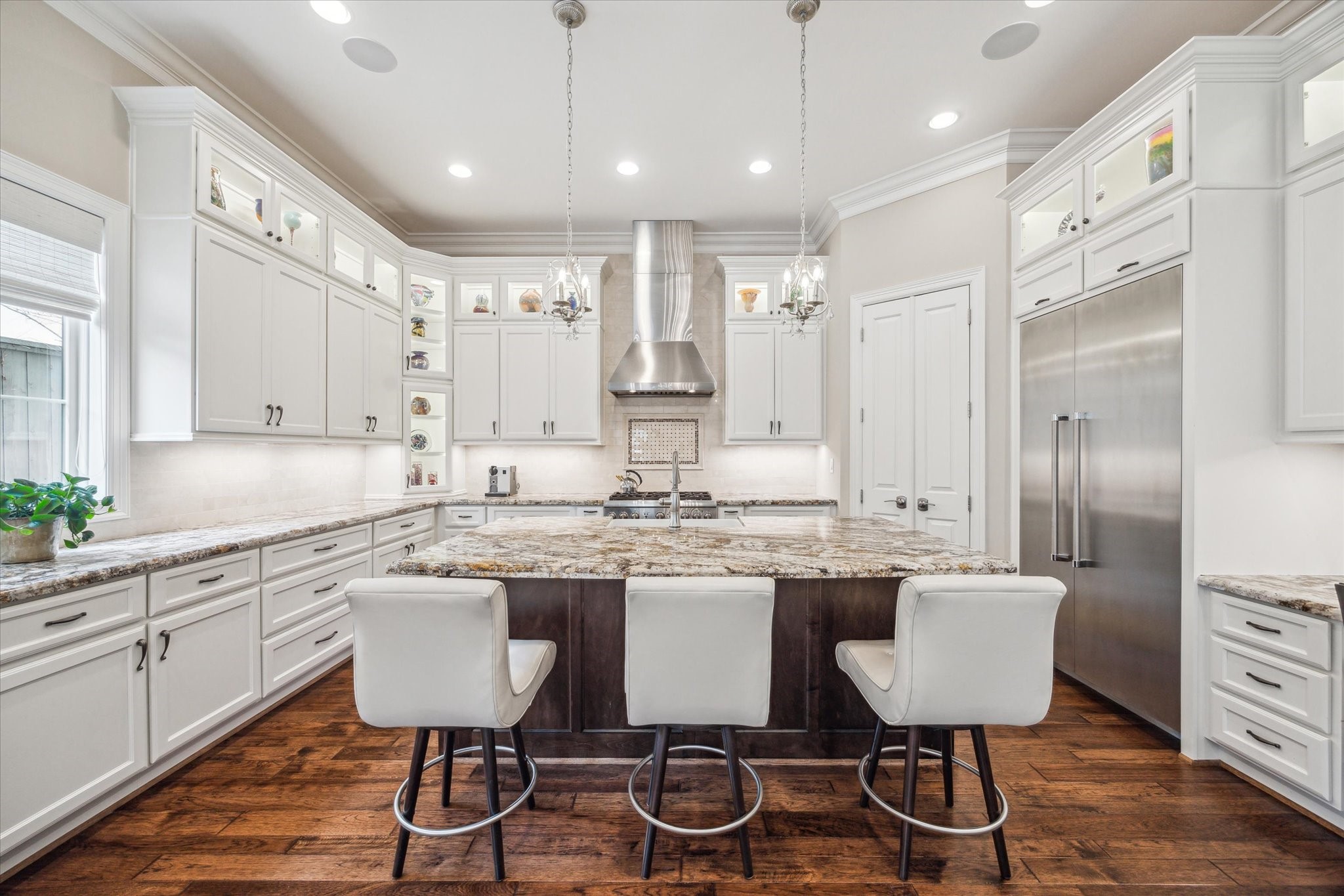 1523 Cunningham Parc Lane Houston, TX 77055 - Photo 7 of 37 a kitchen with a dining table chairs sink and cabinets