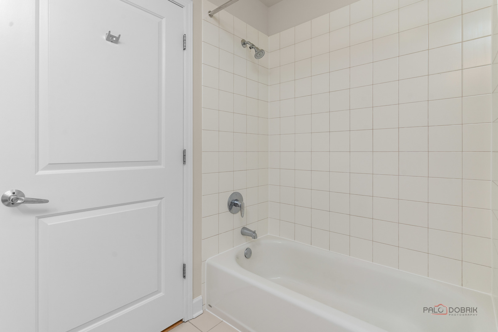 1400 South Michigan Avenue, Unit 1404 Chicago, IL 60605 - Photo 18 of 26 a bathroom with a bathtub