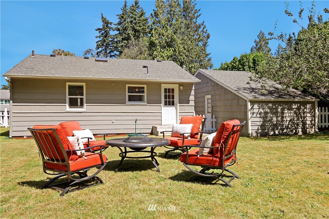 7802 194th Street Southwest Edmonds, WA 98026 - Photo 5 of 18 Gallery Image 5