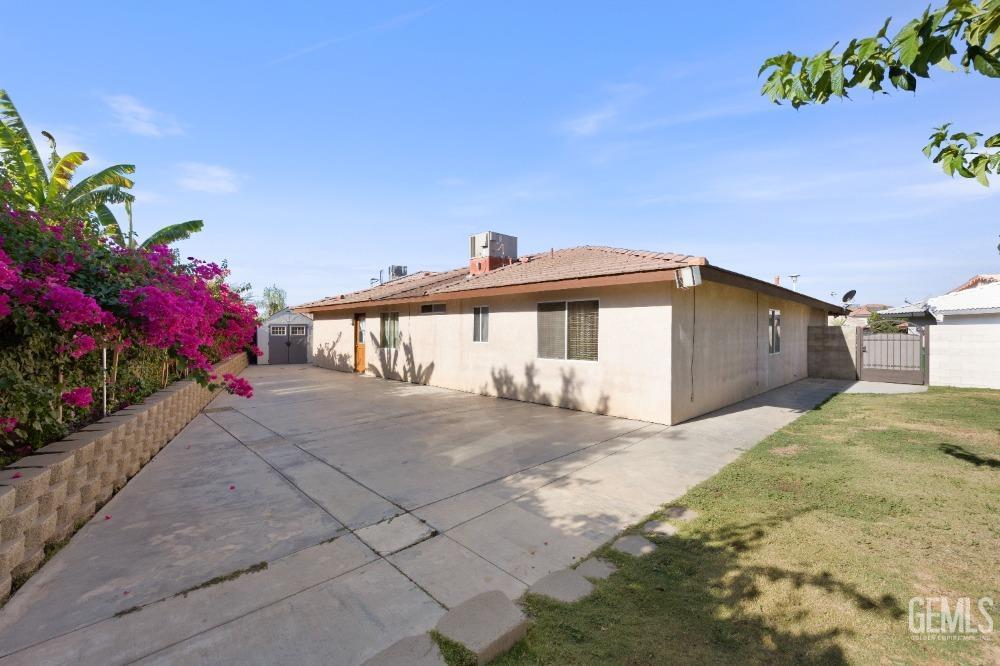 Undisclosed Address Shafter, CA 93263 - Photo 34 of 42 a front view of a house with a yard