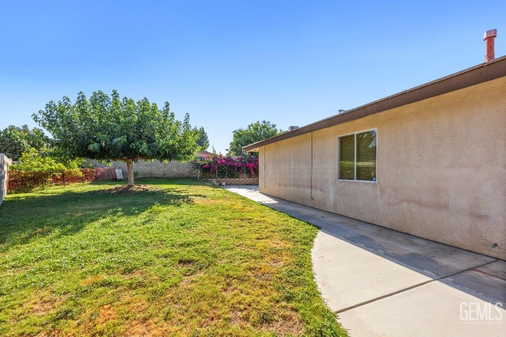Undisclosed Address Shafter, CA 93263 - Photo 39 of 42 a backyard of a house with lots of green space