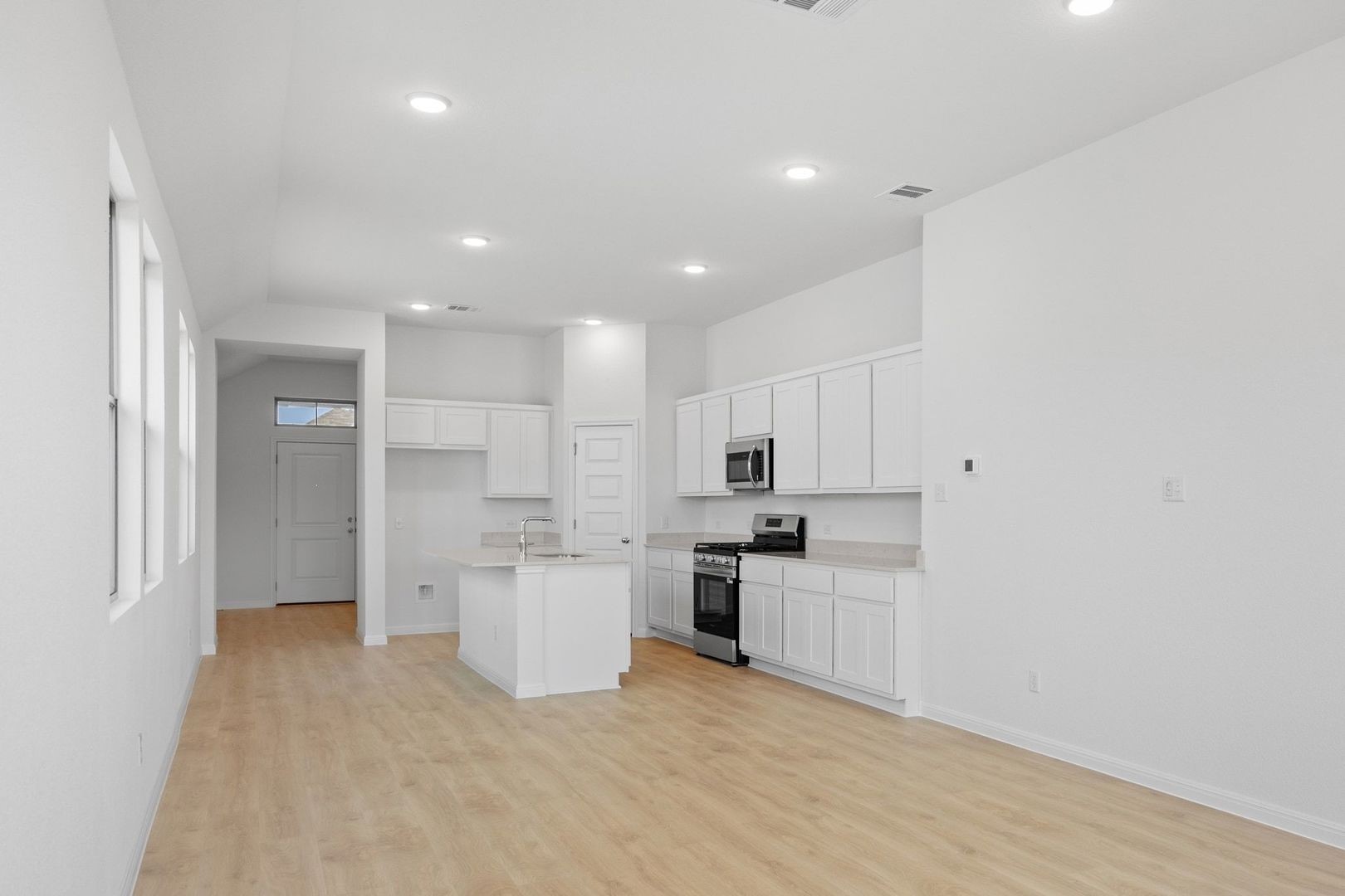 278 Bendecido Loop Elgin, TX 78621 - Photo 6 of 37