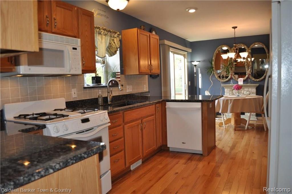 2821 Laurel Ridge Lane Howell, MI 48843 - Photo 4 of 41