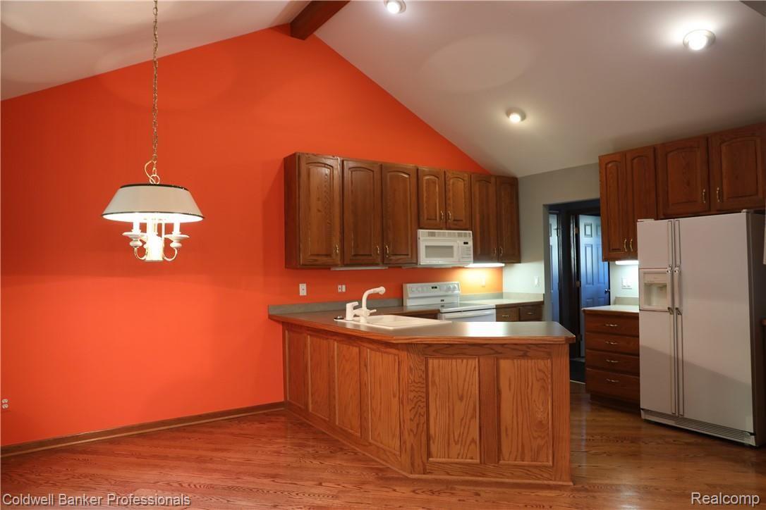 9840 Norman Road Clarkston, MI 48348 - Photo 14 of 45 Chef's kitchen and breakfast room.